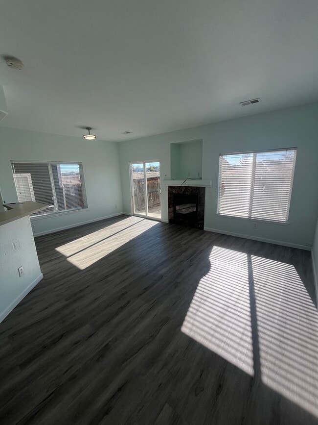Building Photo - End Unit 3 Bedroom 2 Bath Townhome in Comm...