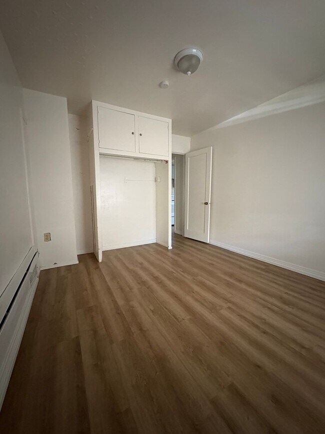 Building Photo - 39-43 W 880 N