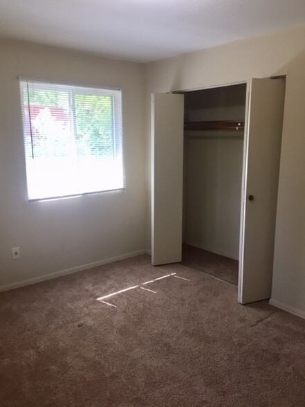 Bedroom - 5747 Glenwood Ave