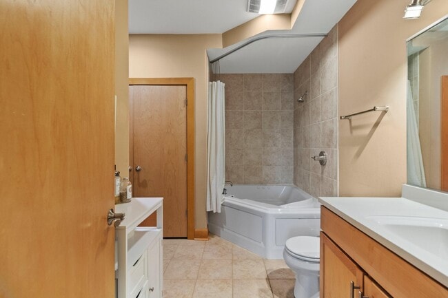Building Photo - 1550 E Royall Pl