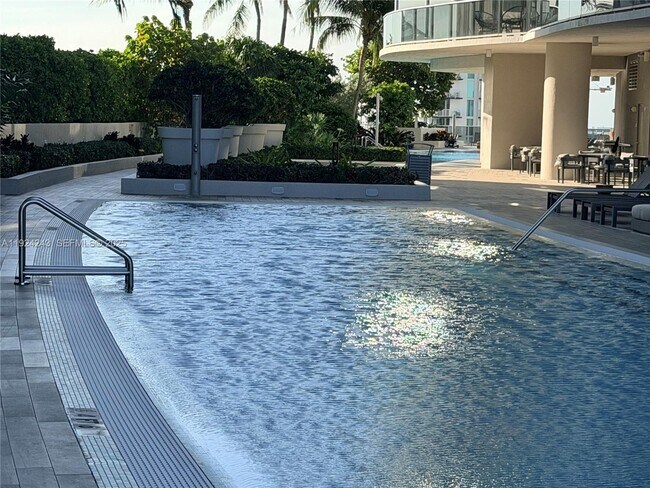 Building Photo - 488 NE 18th St