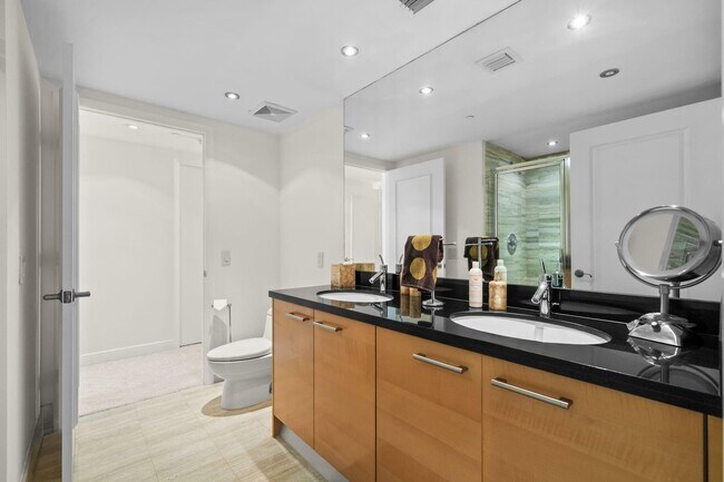 Building Photo - 101 S Fort Lauderdale Beach Blvd