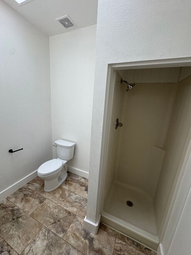 Building Photo - 412 8th St