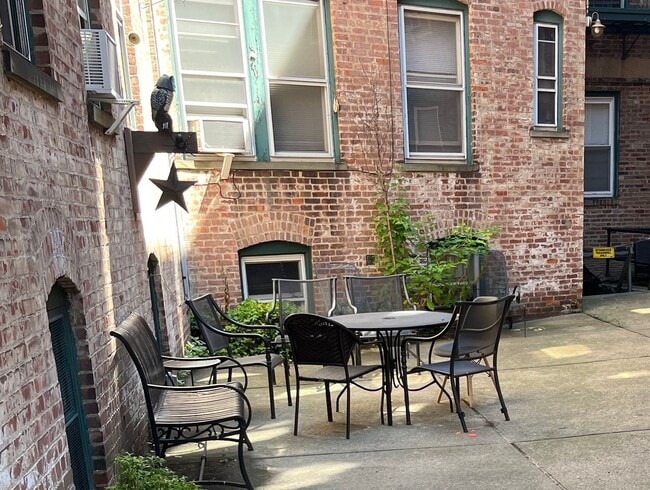 Building Photo - 1 Bedroom with den/family room *Special Half months free month