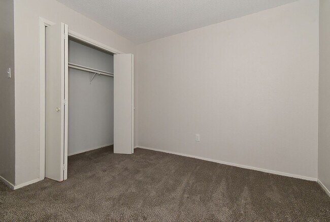 Building Photo - 1703 La Fontaine Ln