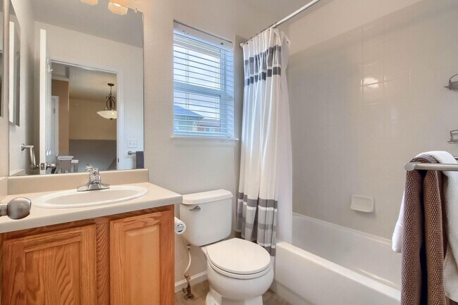Building Photo - Highlands Ranch Spacious 3 bed 2.5 bath