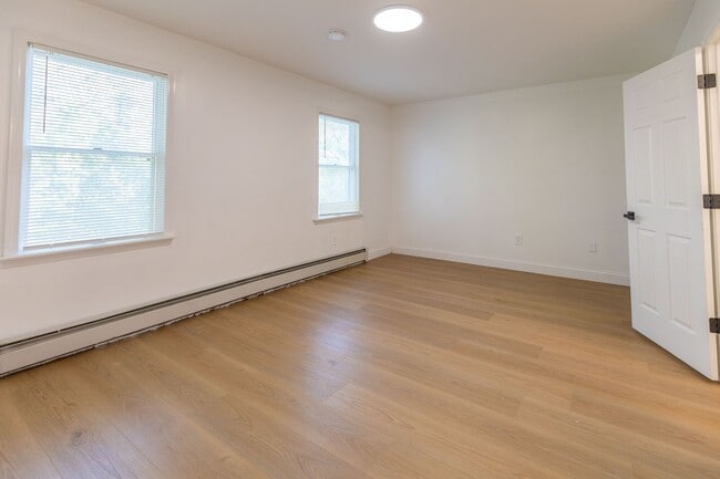 Building Photo - Beautifully Renovated 2 Bed, 2 Bath Coloni...