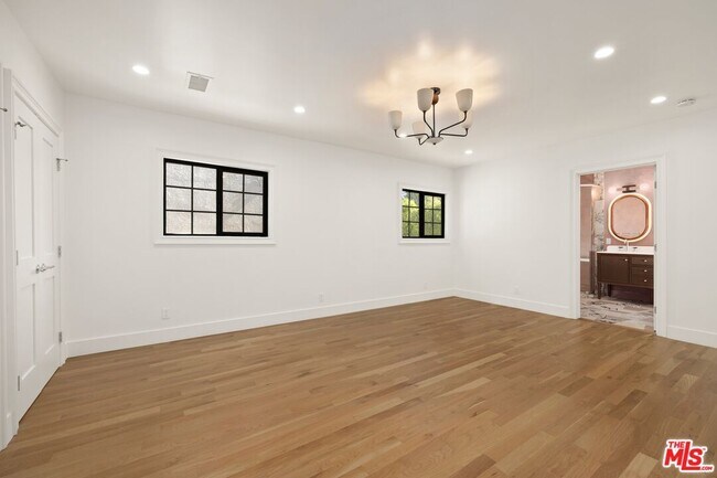 Building Photo - 211 S Formosa Ave