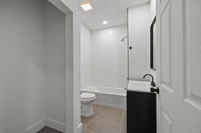 Building Photo - 941 E Whittier St