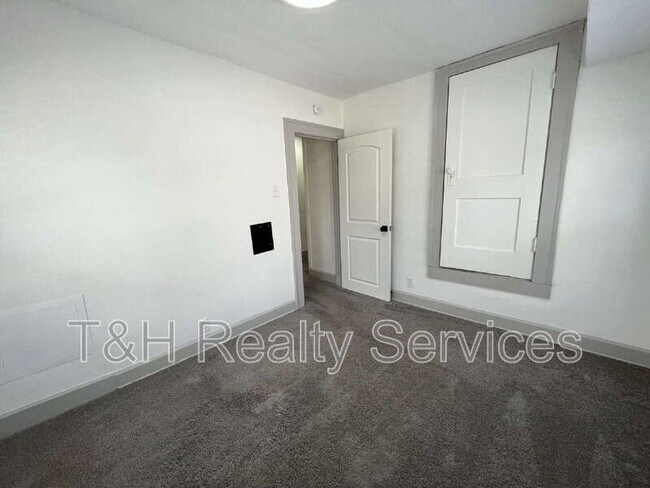 Building Photo - 2935 Ruckle St