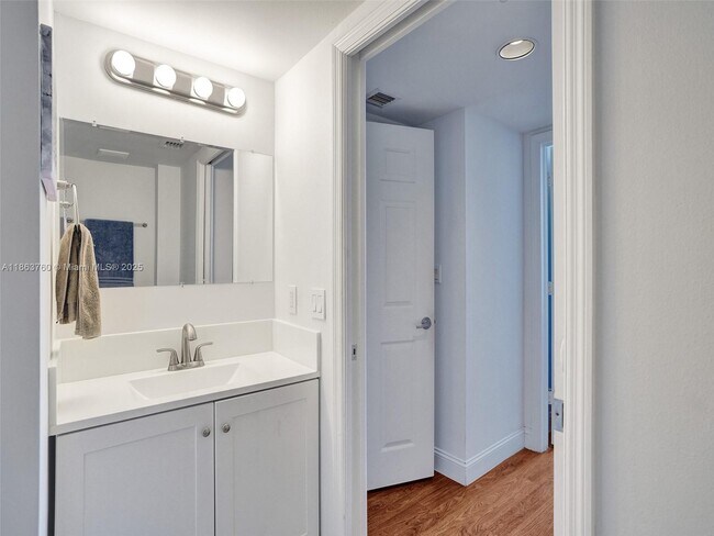 Building Photo - 1155 Brickell Bay Dr
