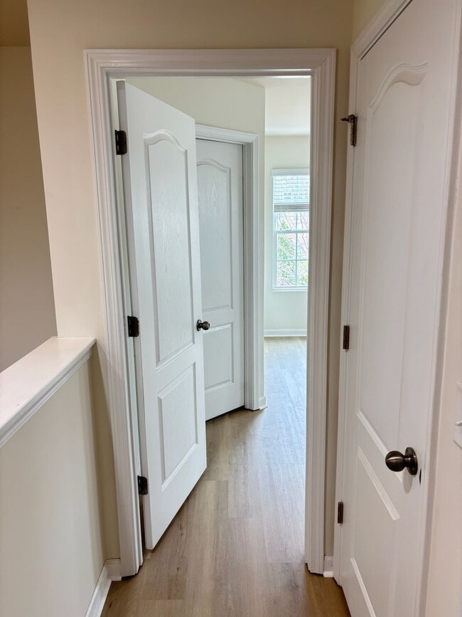 Building Photo - Renovated 3Bd, 2.5Ba End Unit Lake Norman Townhome with Fenced-in Yard and 1 Car Garage Coming Soon