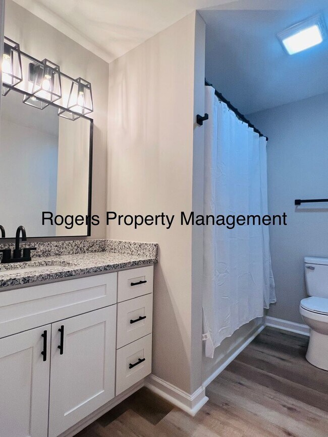 Building Photo - Renovated Apartment - Comfy and Convenient