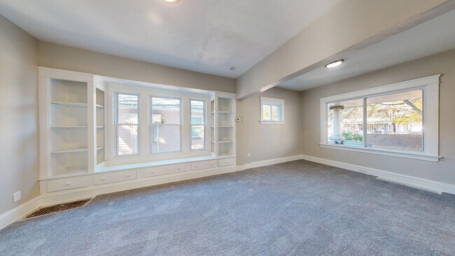 Building Photo - 3915 Hyde Ave