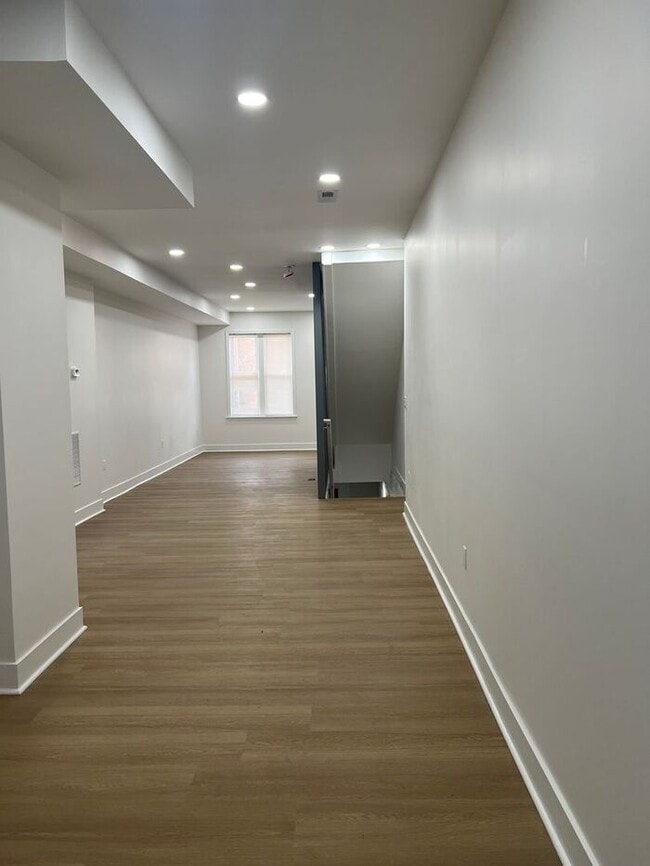 Building Photo - 3 bedrooms 2 bathrooms, 21218