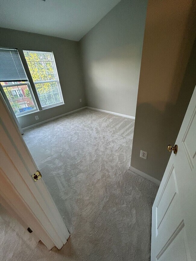 Building Photo - 3 BED + 3 Bath - Brick front townhome in P...