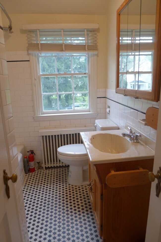 Building Photo - 300 Woodbourne Ave