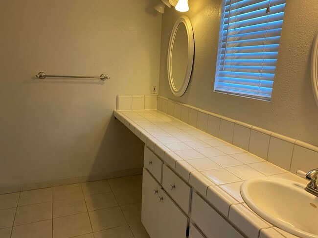 Building Photo - 3 Bedroom 2 Bath Home