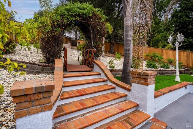 Building Photo - Luxury Living in Fountaingrove