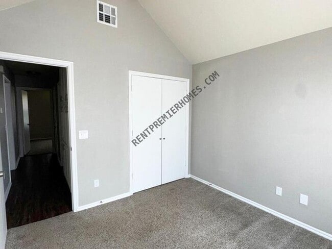 Building Photo - 241 W Pines Way