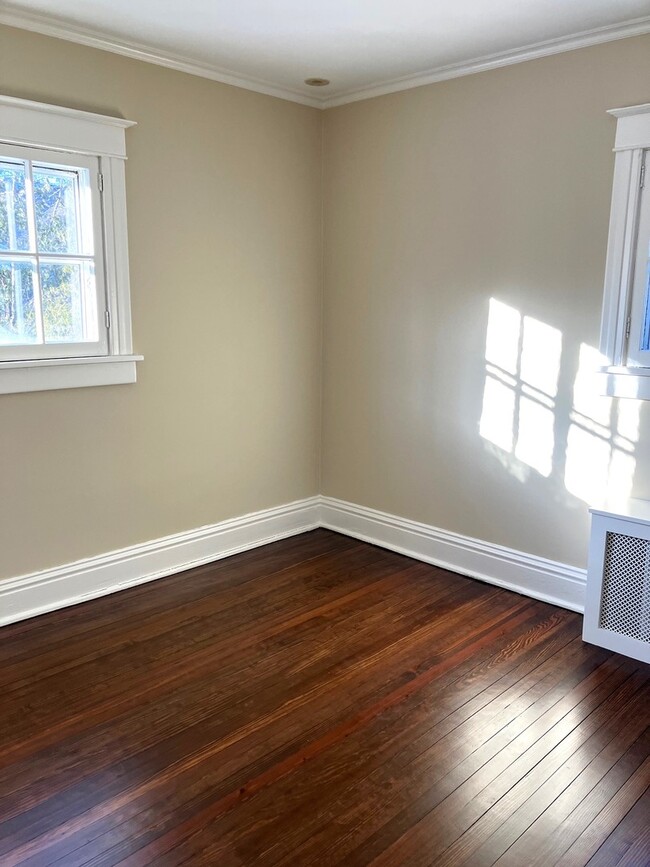 Building Photo - 544 Ravine Ave