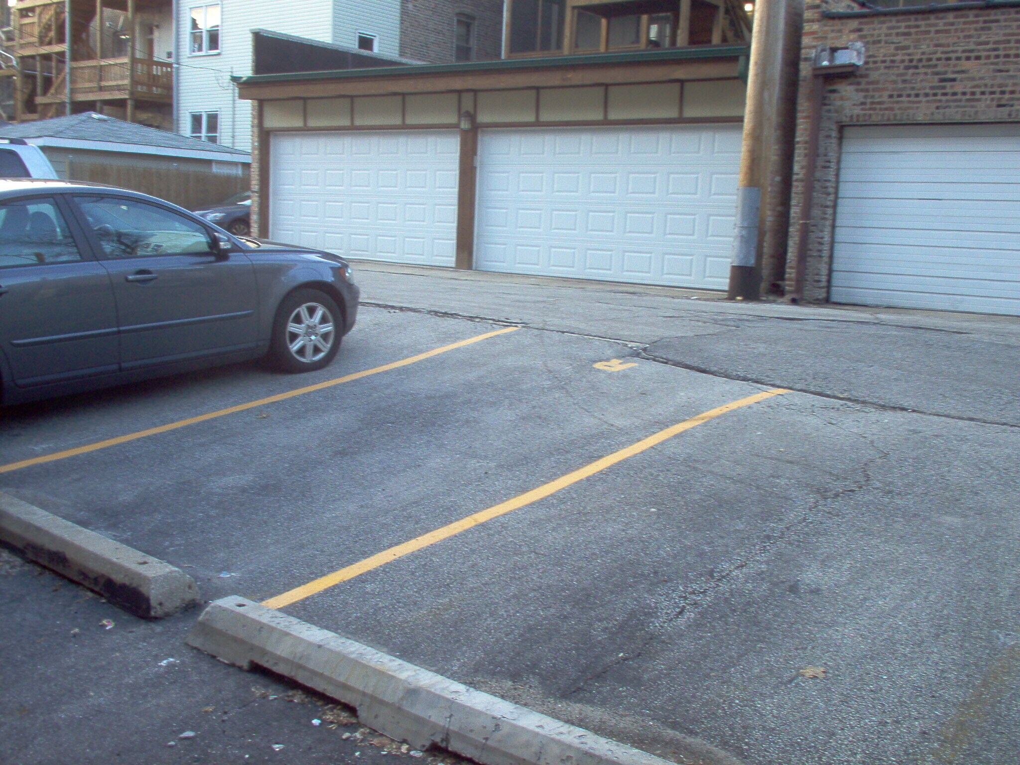 PARKING SPOT - 832 W Oakdale Ave