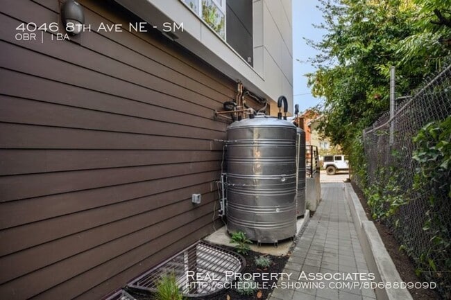 Building Photo - 4046 8th Ave NE