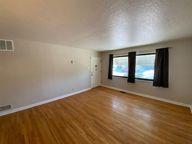 Building Photo - 3 Bedroom Single Story Home Near Gibson Bl...