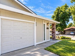 Building Photo - 5926 Hilltop Dr