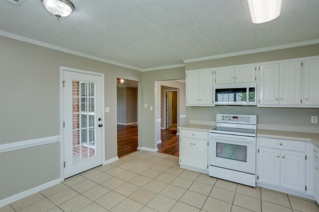 Building Photo - 2013 Darwood Dr