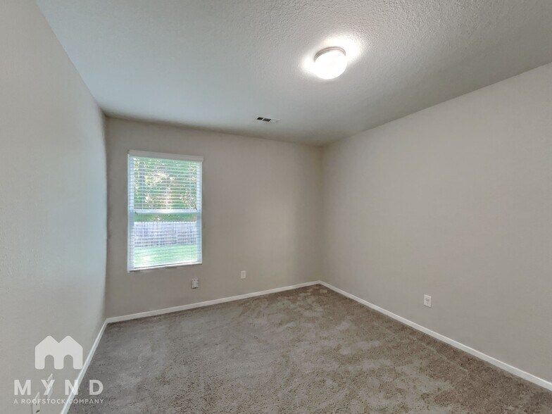 Building Photo - 9160 Pleasant Valley Dr