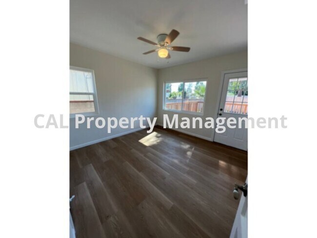 Building Photo - 2125 N Screenland Dr