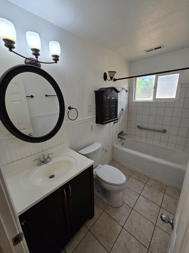 Building Photo - West-Flagstaff 4bd/2ba House Near NAU & CCC -Students & Pets OK!! Avail. July 10th!