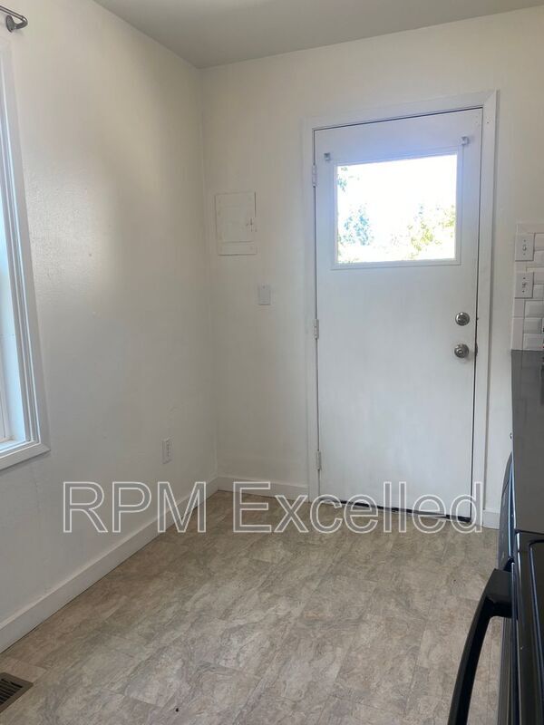 Building Photo - 5225 E McDacer Ave
