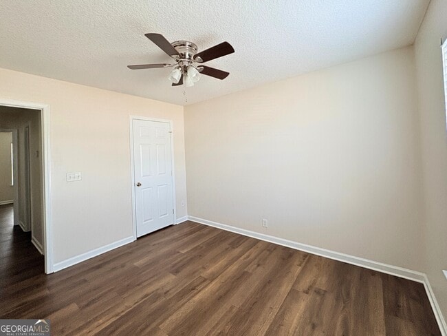 Building Photo - 102 Lake Victoria Dr