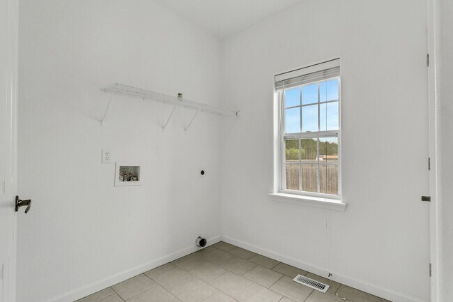 Building Photo - Shingle Landing 4 bedroom; 2,5 bath PET FRIENDLY Custom Home, Moyock NC