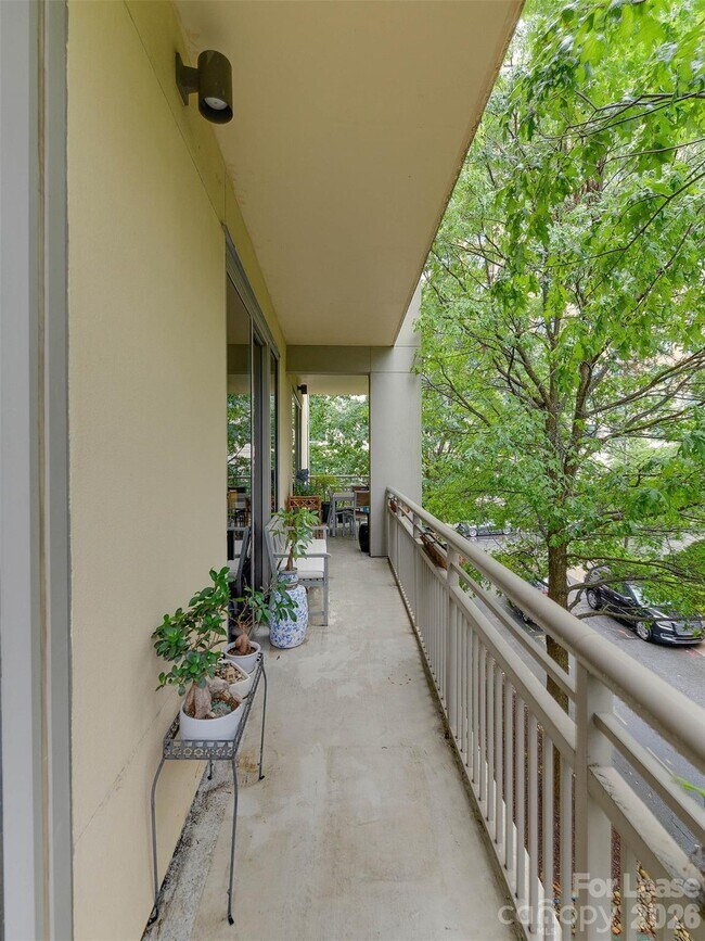 Building Photo - 701 Royal Ct