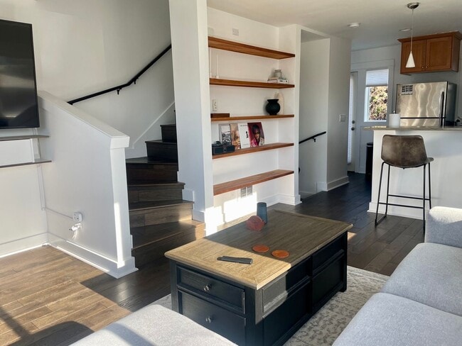 Building Photo - Welcome Home 2b/1ba Sun Drenched Townhome - West Seattle Fauntleroy Neighborhood