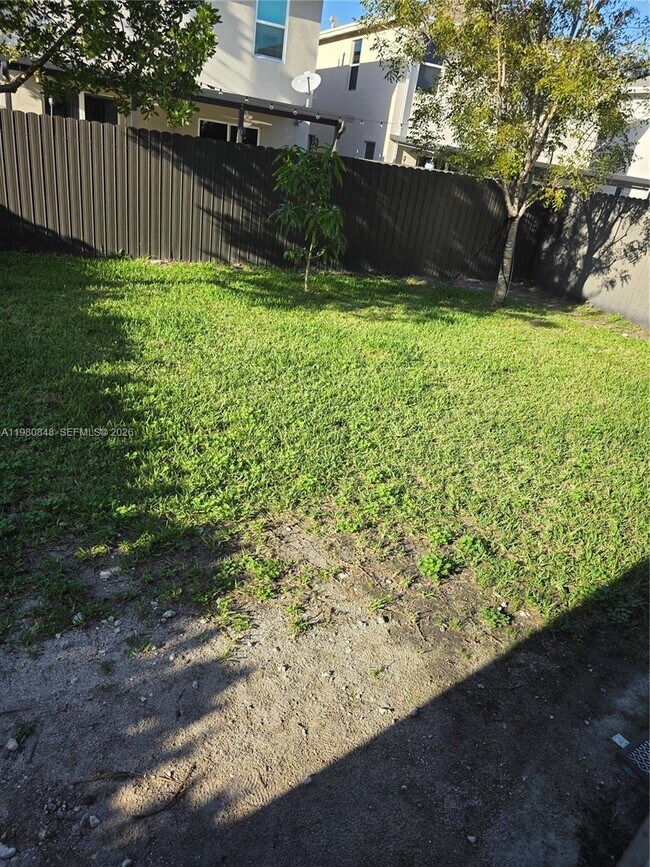 Building Photo - 600 NE 4th Ter