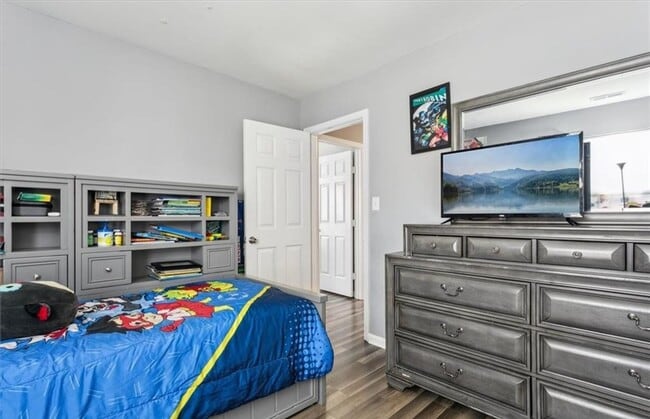 Building Photo - Spacious 4 bedroom, 2.5 bath home in Cobbl...