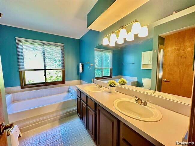 Building Photo - 24397 Venice Dr