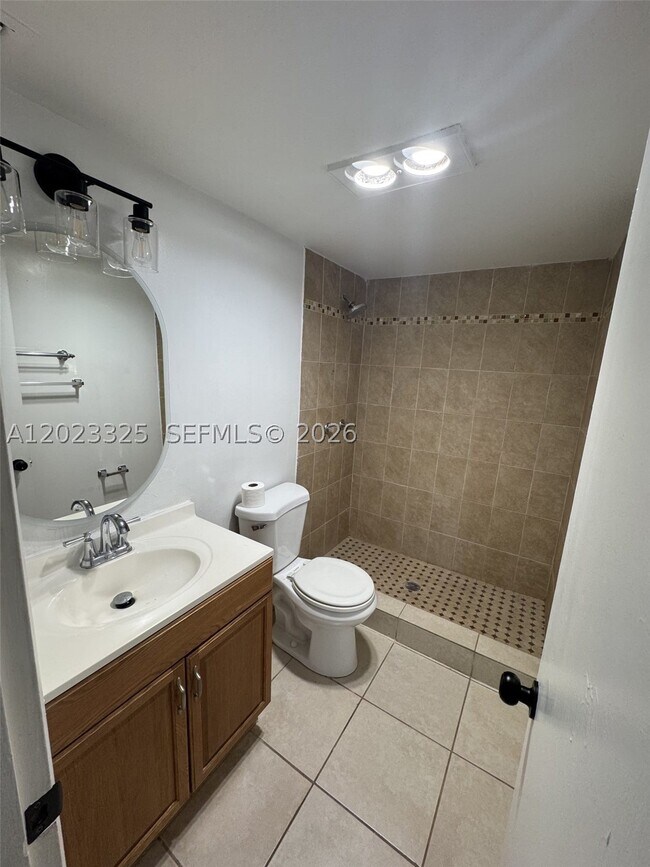 Building Photo - 1643 NE Miami Gardens Dr