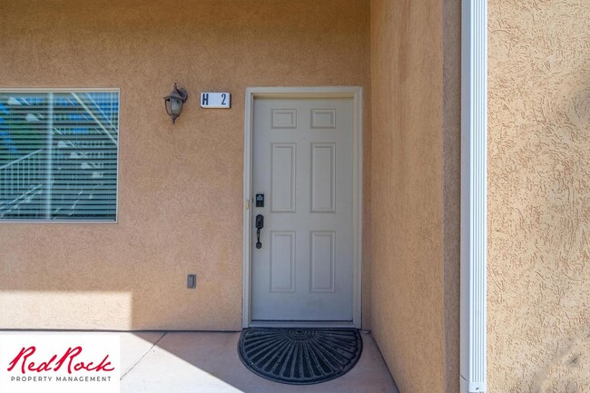 Building Photo - Lovely 2 Bedroom Condo. Pet Friendly!