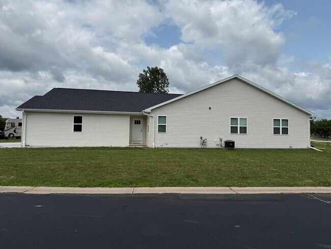 Building Photo - 830 Highland Park Rd