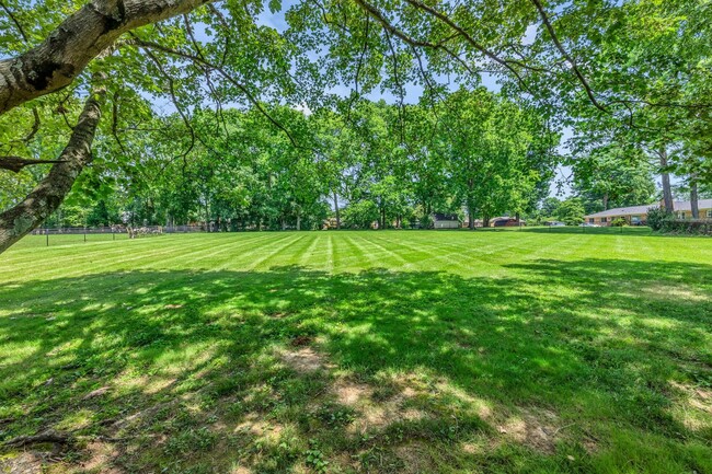 Building Photo - One level living in the heart of Brentwood