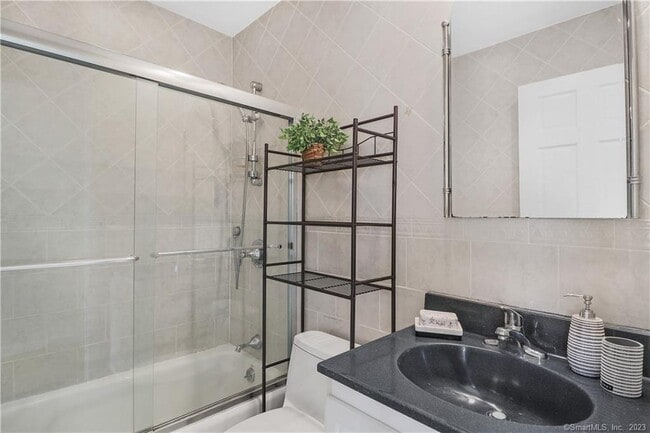 Building Photo - 73 Dora St