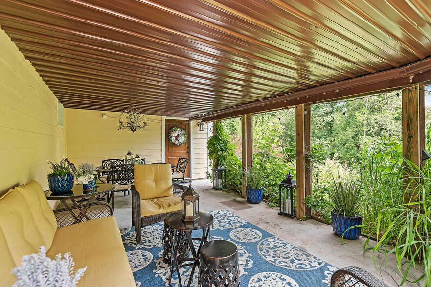 Patio 1 - 15610 Holdridge Rd E