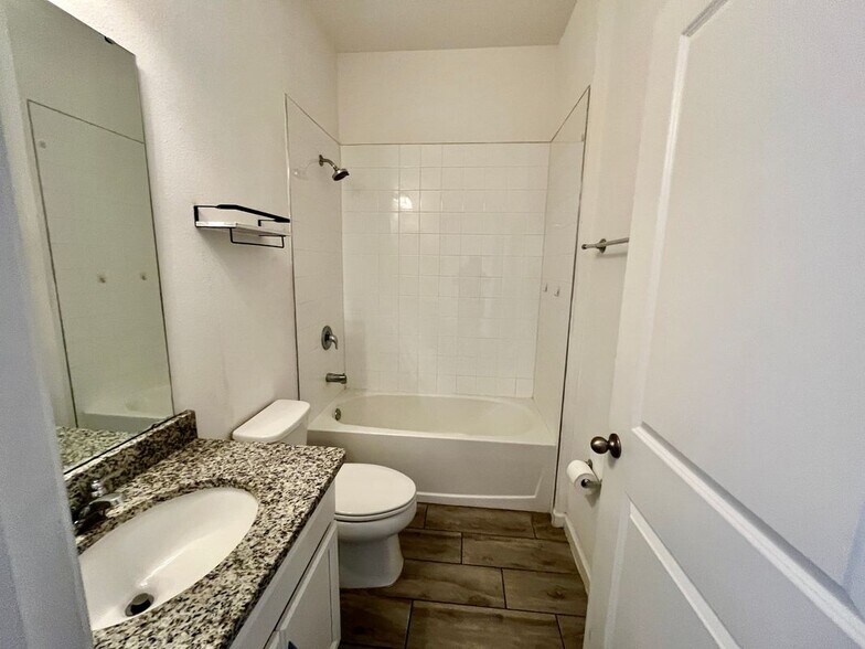 Building Photo - 421 Disa Dr