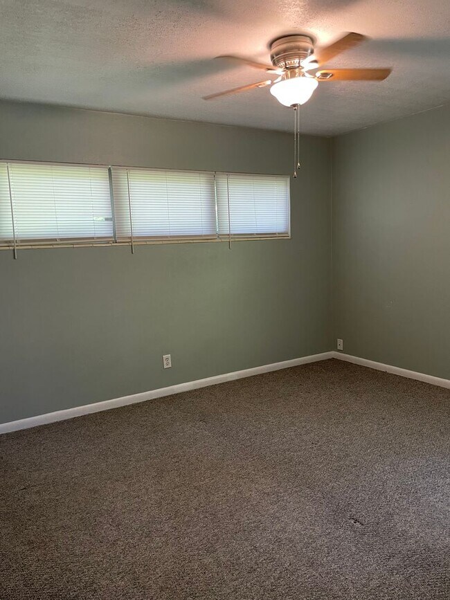 Building Photo - Fall Into Comfort! Spacious 3BR/2BA Upstai...