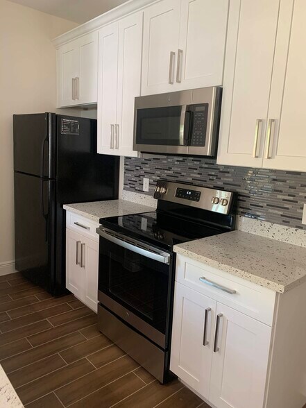 Building Photo - 5622 Ridgeway Dr